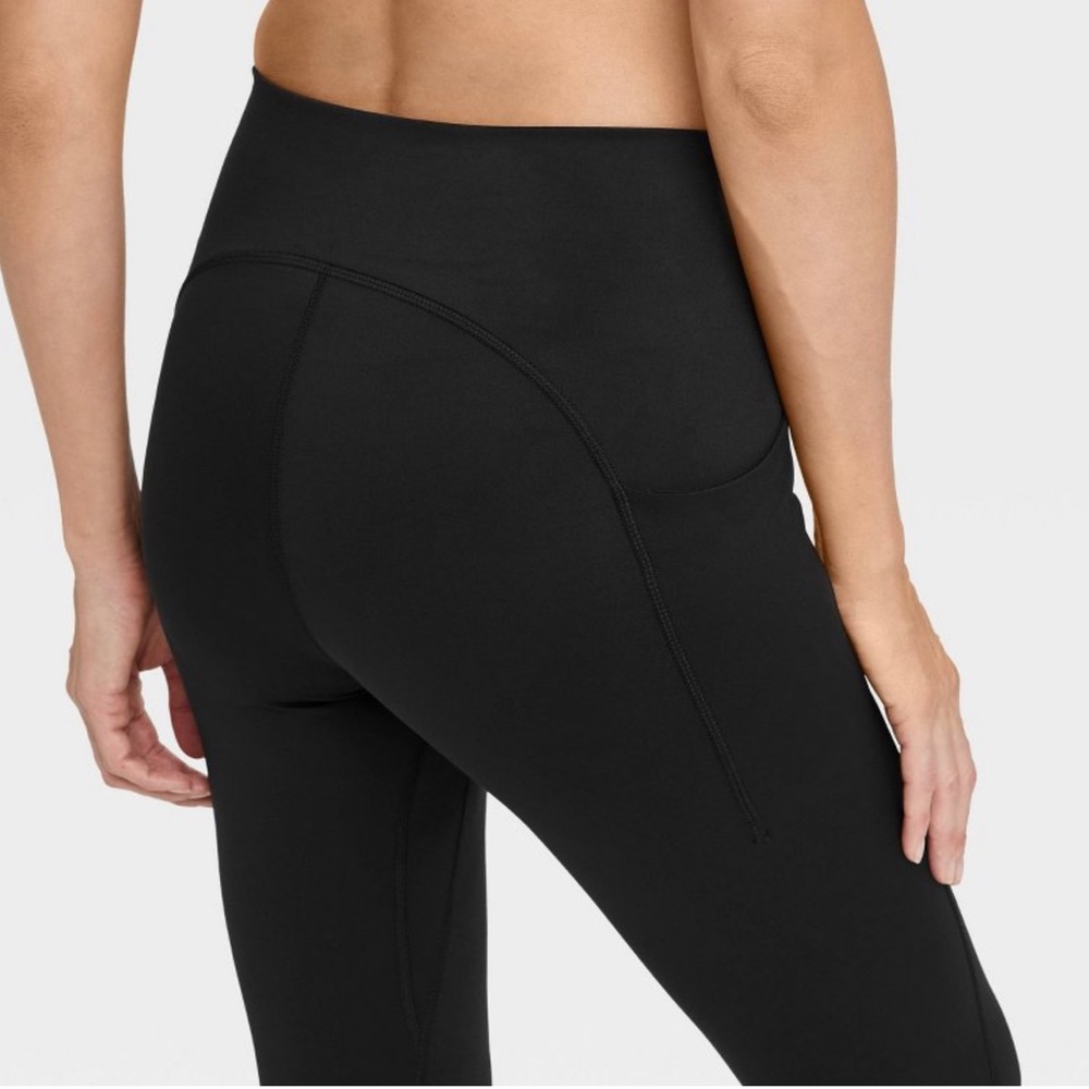 All in Motion flex high rise 7/8 legging. Size Medium. Color Black - Picture 4 of 9